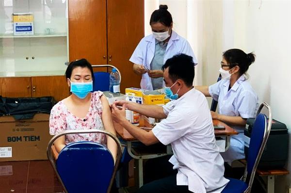 Cán bộ y tế tiêm vắc xin mũi 3 cho người dân. Cán bộ y tế tiêm vắc xin mũi 3 cho người dân.